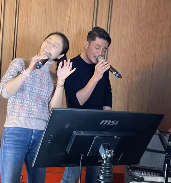 林心如曬47歲慶生照,霍建華緊摟妻子獻唱,夫妻倆素顏出鏡好真實