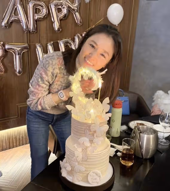 林心如曬47歲慶生照,霍建華緊摟妻子獻唱,夫妻倆素顏出鏡好真實