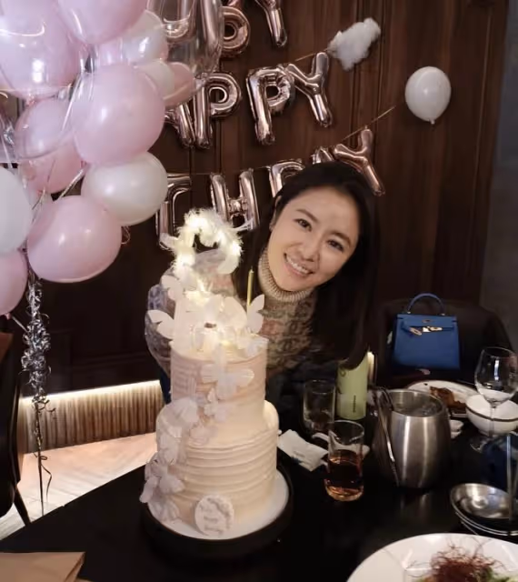 林心如曬47歲慶生照,霍建華緊摟妻子獻唱,夫妻倆素顏出鏡好真實