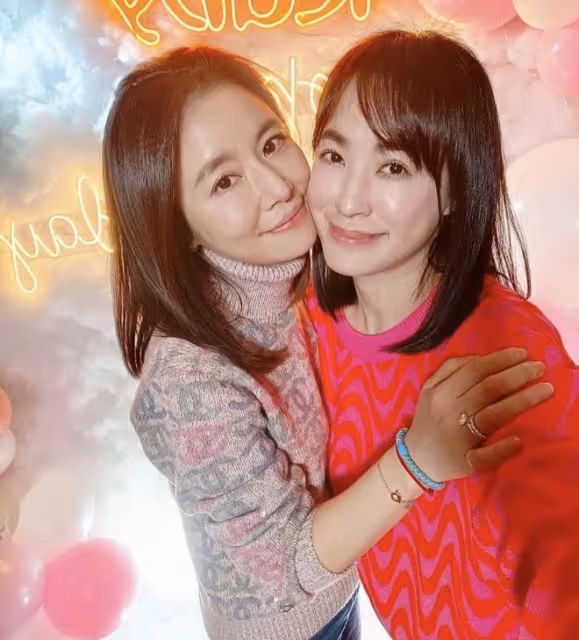 林心如曬47歲慶生照,霍建華緊摟妻子獻唱,夫妻倆素顏出鏡好真實