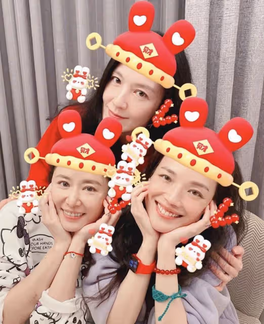 林心如曬47歲慶生照,霍建華緊摟妻子獻唱,夫妻倆素顏出鏡好真實
