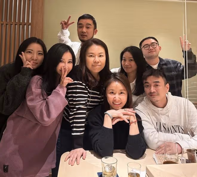 林心如曬47歲慶生照,霍建華緊摟妻子獻唱,夫妻倆素顏出鏡好真實
