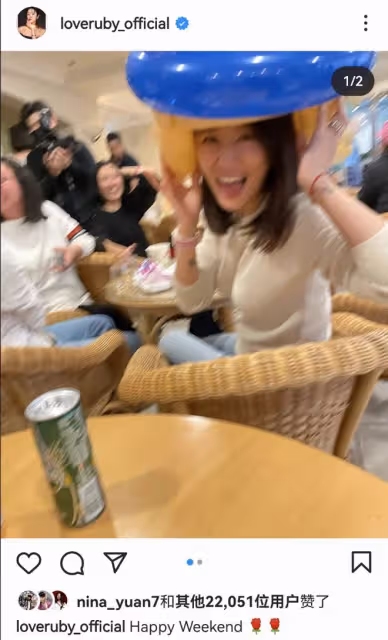 林心如曬47歲慶生照,霍建華緊摟妻子獻唱,夫妻倆素顏出鏡好真實