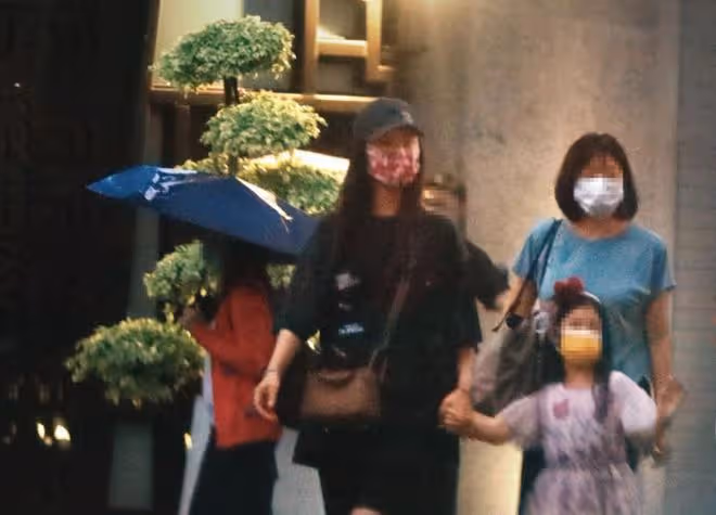 林心如曬47歲慶生照,霍建華緊摟妻子獻唱,夫妻倆素顏出鏡好真實