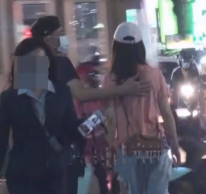 林心如曬47歲慶生照,霍建華緊摟妻子獻唱,夫妻倆素顏出鏡好真實