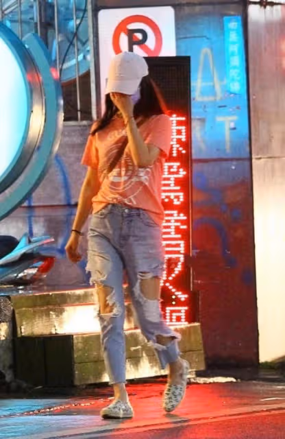 林心如曬47歲慶生照,霍建華緊摟妻子獻唱,夫妻倆素顏出鏡好真實