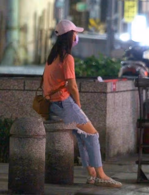 林心如曬47歲慶生照,霍建華緊摟妻子獻唱,夫妻倆素顏出鏡好真實