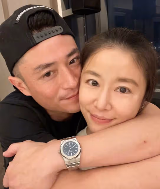 林心如曬47歲慶生照,霍建華緊摟妻子獻唱,夫妻倆素顏出鏡好真實