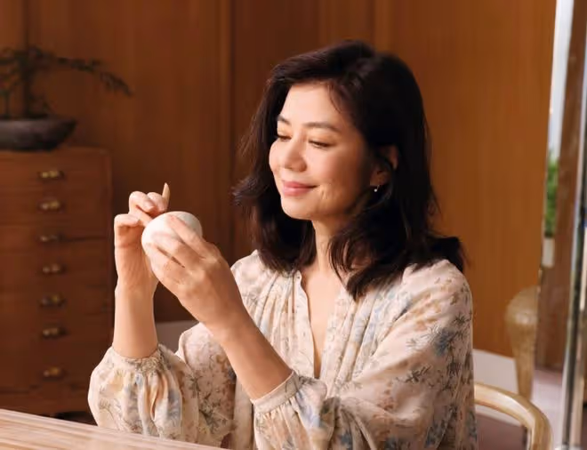 鍾楚紅曬紐西蘭生活靚照!農場摘水果開心看羊駝,喪夫後單身15年