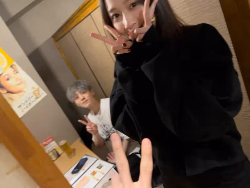 關曉彤鹿晗現身日本過年,兩人幸福同框太有夫妻相,同住萬元酒店