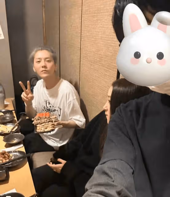 關曉彤鹿晗現身日本過年,兩人幸福同框太有夫妻相,同住萬元酒店
