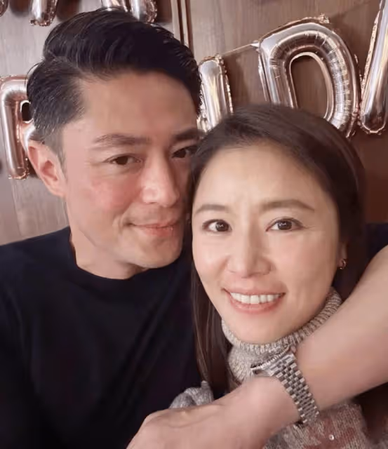 林心如曬照慶47歲生日,與霍建華貼臉自拍顯親密,牽手摟抱好恩愛