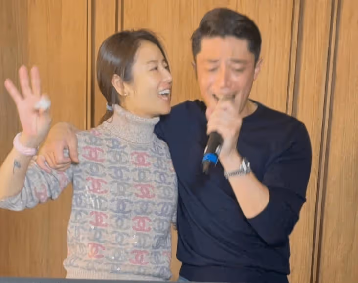 林心如曬照慶47歲生日,與霍建華貼臉自拍顯親密,牽手摟抱好恩愛