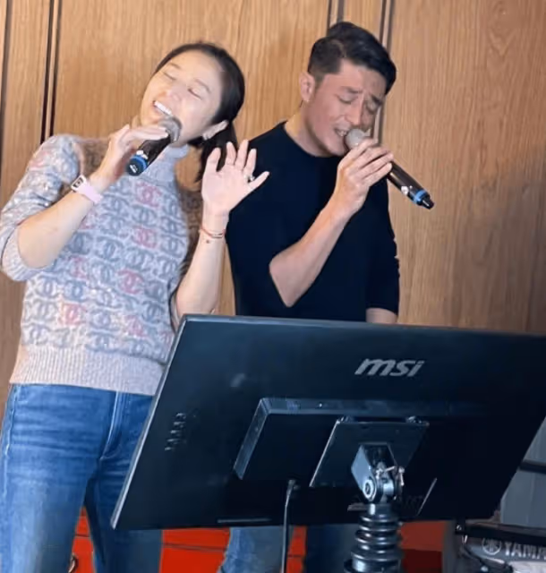林心如曬照慶47歲生日,與霍建華貼臉自拍顯親密,牽手摟抱好恩愛