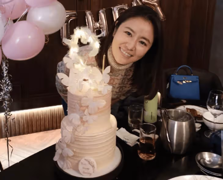 林心如曬照慶47歲生日,與霍建華貼臉自拍顯親密,牽手摟抱好恩愛