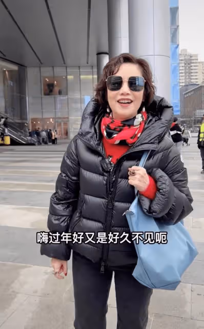 61歲央視主持徐俐回長沙過年!低調出街無人識,滿面紅光狀態佳