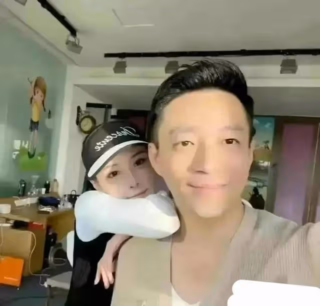 汪小菲被曝和女生親吻照,對張蘭女助理眼神曖昧,感情生活太豐富