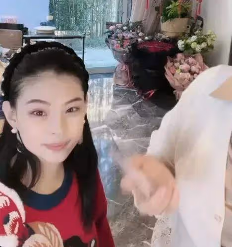 汪小菲被曝和女生親吻照,對張蘭女助理眼神曖昧,感情生活太豐富