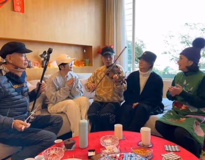汪明荃豪宅招待香港頂流男團，擺桃樹年味足，羅家英演奏二胡賀年