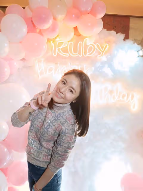 47歲林心如曬慶生照,皮膚嫩滑似少女,與霍建華喝酒臉紅氛圍嗨