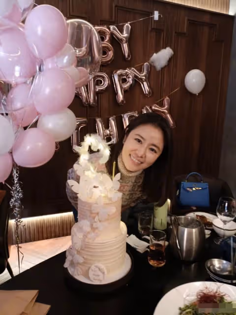 47歲林心如曬慶生照,皮膚嫩滑似少女,與霍建華喝酒臉紅氛圍嗨