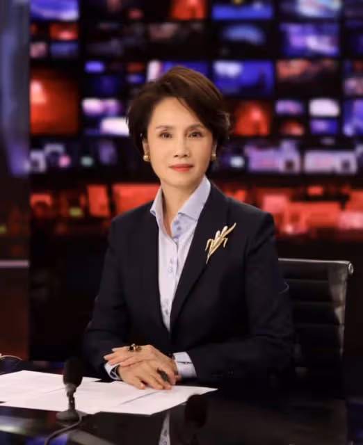 央視主持徐俐回長沙娘家過年!穿金戴銀模樣年輕,逛街無人認出