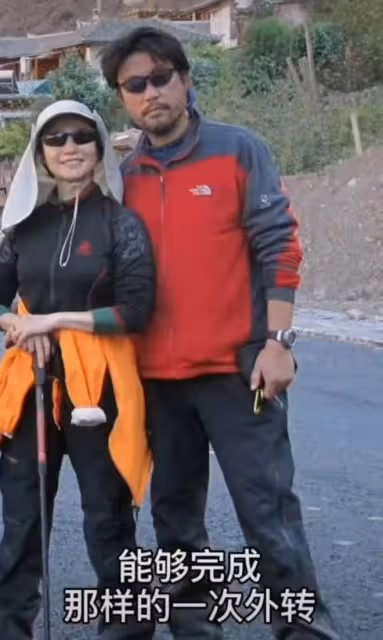 央視主持徐俐回長沙娘家過年!穿金戴銀模樣年輕,逛街無人認出