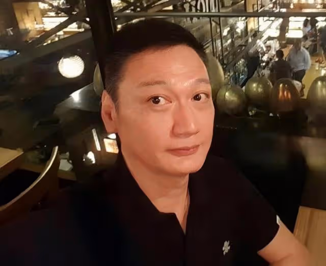 香港知名男星突然宣布將結婚！和女友戀愛10多年，無望回TVB拍劇