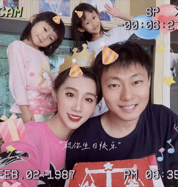 65歲鞏漢林在豪宅飲酒作樂，髮際線後移明顯，愛妻和小孫女圍身旁