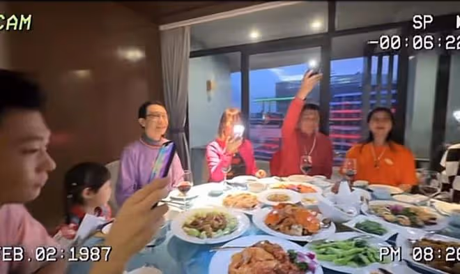 65歲鞏漢林在豪宅飲酒作樂，髮際線後移明顯，愛妻和小孫女圍身旁
