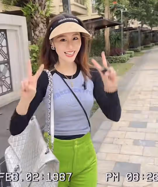 65歲鞏漢林在豪宅飲酒作樂，髮際線後移明顯，愛妻和小孫女圍身旁