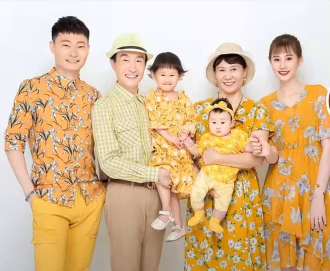 65歲鞏漢林在豪宅飲酒作樂，髮際線後移明顯，愛妻和小孫女圍身旁