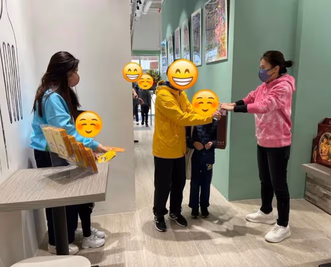 甘比帶倆女兒做義工,15歲劉秀樺雙手鞠躬發紅包,被網友贊有教養