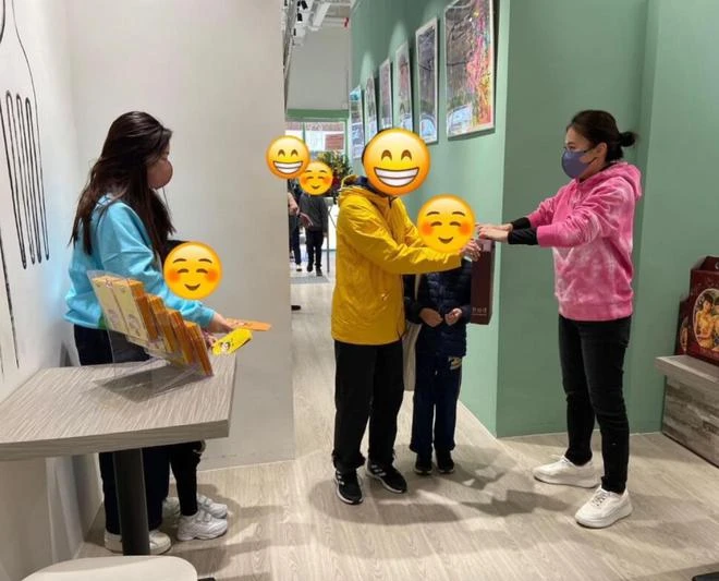 甘比帶倆女兒做義工,15歲劉秀樺雙手鞠躬發紅包,被網友贊有教養