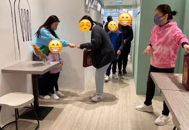 甘比帶倆女兒做義工,15歲劉秀樺雙手鞠躬發紅包,被網友贊有教養