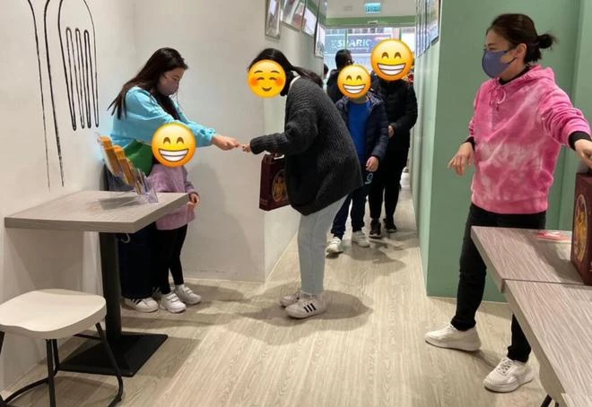 甘比帶倆女兒做義工,15歲劉秀樺雙手鞠躬發紅包,被網友贊有教養