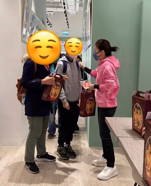 甘比帶倆女兒做義工,15歲劉秀樺雙手鞠躬發紅包,被網友贊有教養