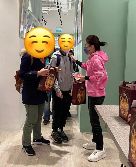甘比帶倆女兒做義工,15歲劉秀樺雙手鞠躬發紅包,被網友贊有教養