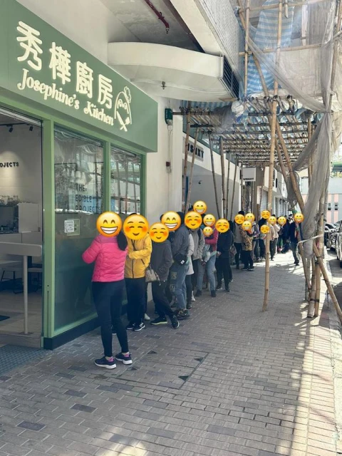 甘比帶倆女兒做義工,15歲劉秀樺雙手鞠躬發紅包,被網友贊有教養