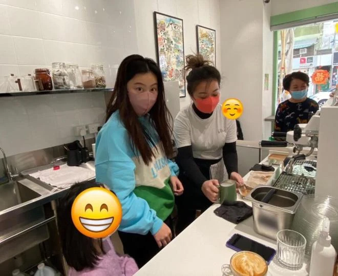 甘比帶倆女兒做義工,15歲劉秀樺雙手鞠躬發紅包,被網友贊有教養