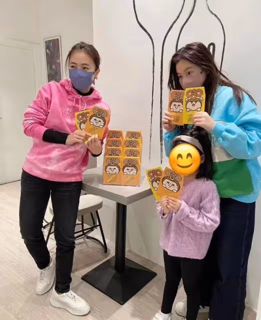 甘比帶倆女兒做義工,15歲劉秀樺雙手鞠躬發紅包,被網友贊有教養