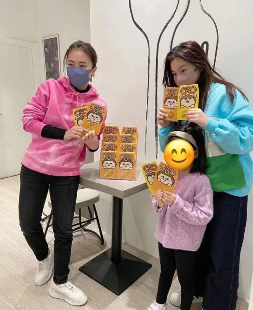 甘比帶倆女兒做義工,15歲劉秀樺雙手鞠躬發紅包,被網友贊有教養