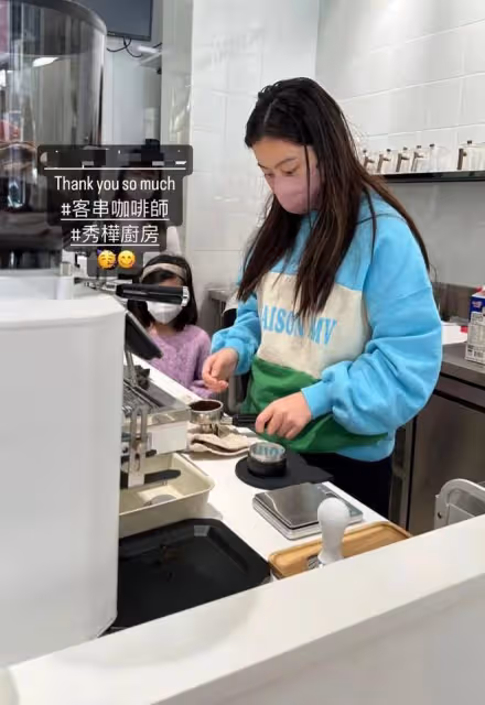甘比帶倆女兒做義工，15歲劉秀樺雙手鞠躬發紅包，被網友贊有教養