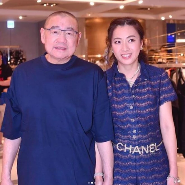甘比帶倆女兒做義工,15歲劉秀樺雙手鞠躬發紅包,被網友贊有教養