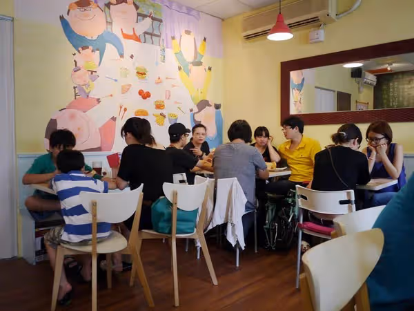 母子二人在早餐店用餐!「吃完離開之後」老闆搖頭說了一句:這媽媽,老了等著被送養老院吧