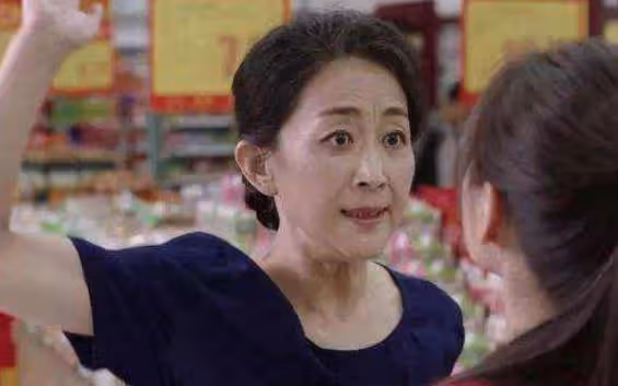 母子二人在早餐店用餐!「吃完離開之後」老闆搖頭說了一句:這媽媽,老了等著被送養老院吧