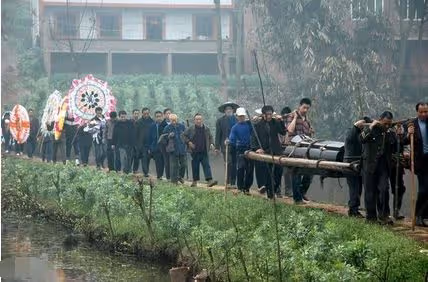 妻子重病離世!葬禮上「丈夫一直笑臉相迎」被岳父怒扇耳光 岳母暗中「聽到他的說話」哭著跑回家