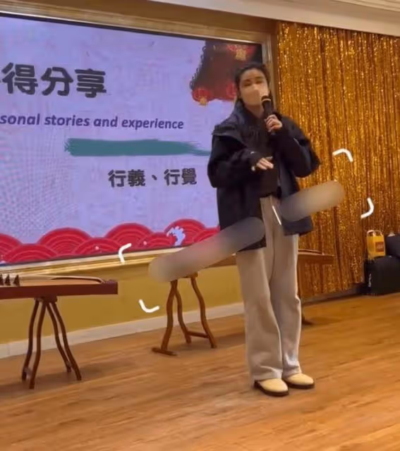 55歲王祖賢國外參加華人聚會,穿著樸素接地氣,上台緊張數度哽咽