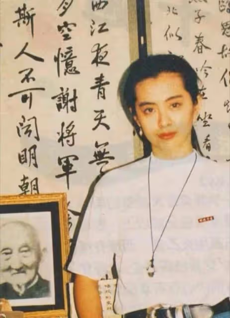 55歲王祖賢國外參加華人聚會,穿著樸素接地氣,上台緊張數度哽咽