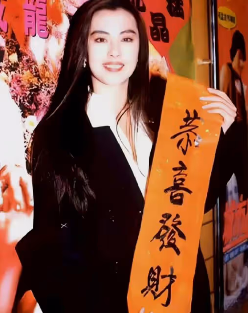 55歲王祖賢國外參加華人聚會,穿著樸素接地氣,上台緊張數度哽咽